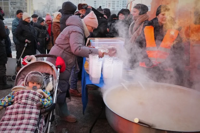 Ucrania busca sobrevivir al frío tras ataque ruso a plantas de energía